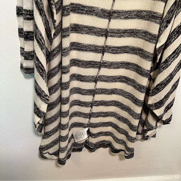 Volcom Crystal Moon Wrap Sweater Cream Gray Stripes - Picture 4 of 10